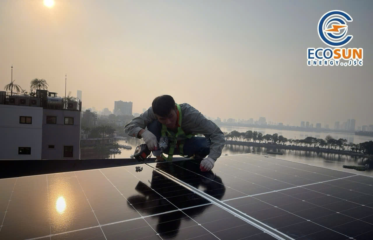 Ecosun Energy đang lắp đặt hệ thống điện mặt trời hộ gia đình 15kwp tại Hà Nội