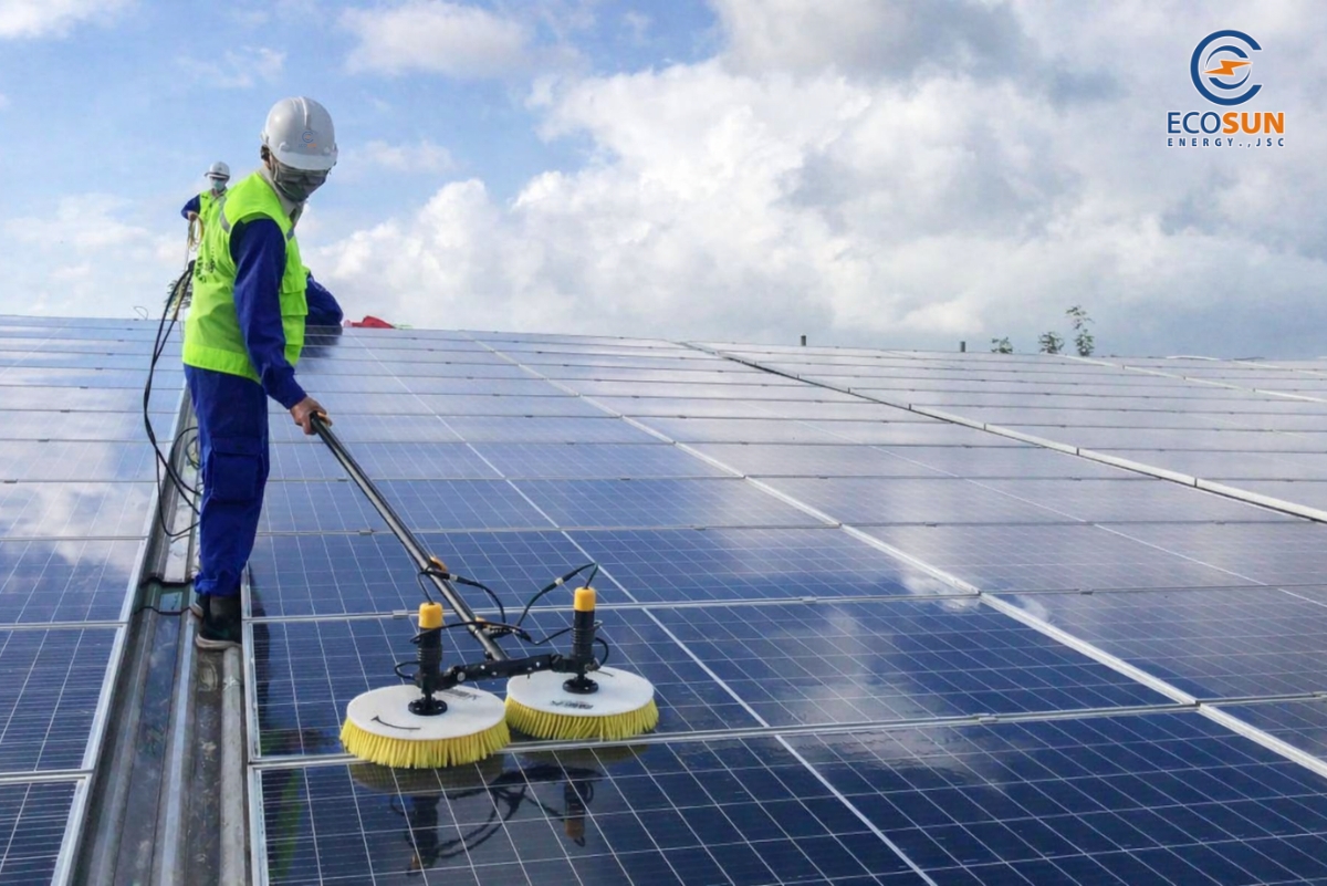 Vệ sinh tấm pin năng lượng mặt trời