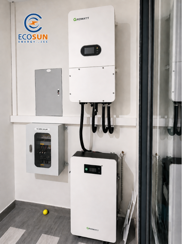 Pin lưu trữ Growatt 16kWh giúp tích trữ điện mặt trời dư thừa và cung cấp điện khi mất điện hoặc vào buổi tối.