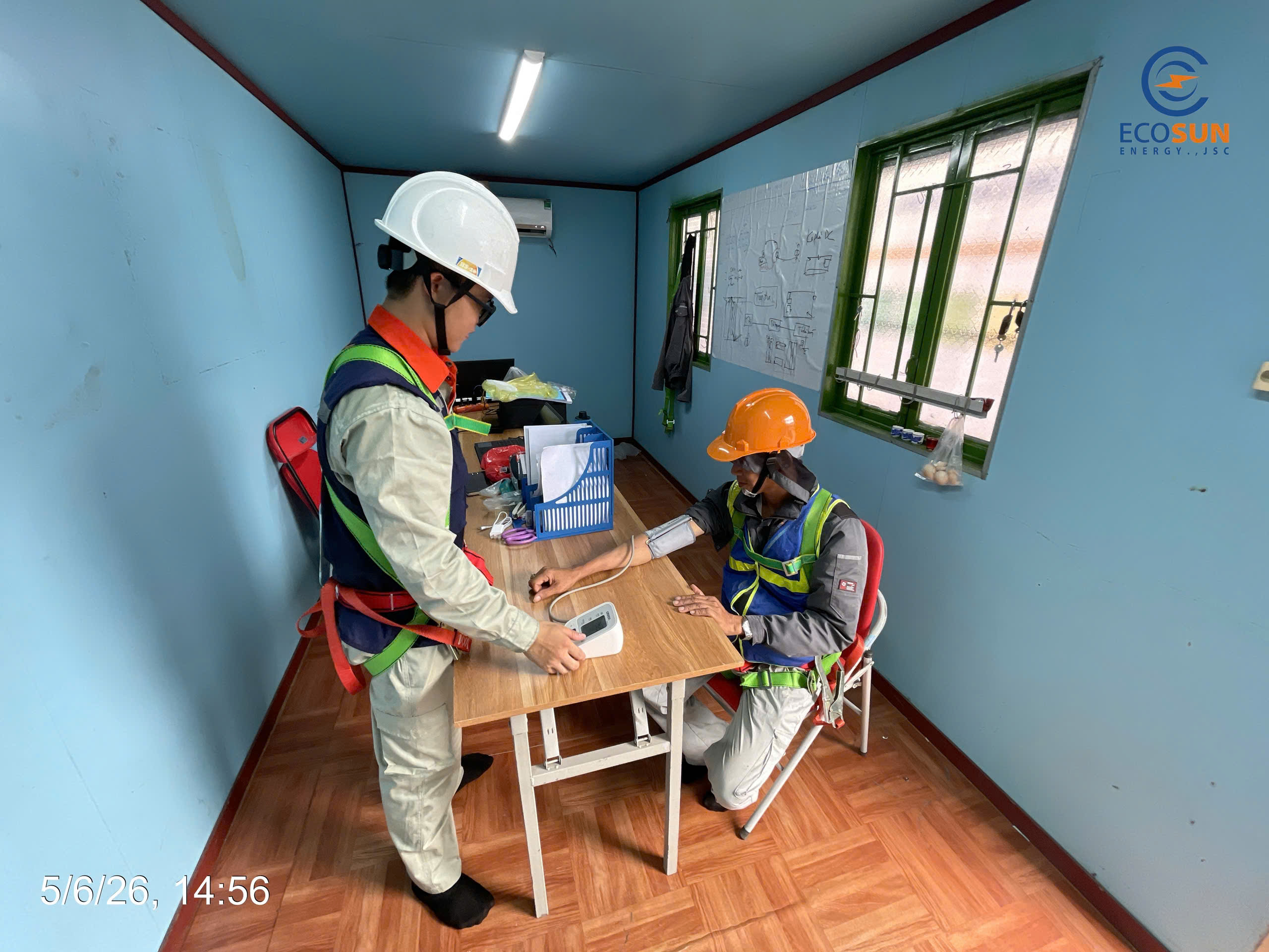 Kiểm tra sức khỏe trước thi công cho đội ngũ công nhân tại dự án điện mặt trời