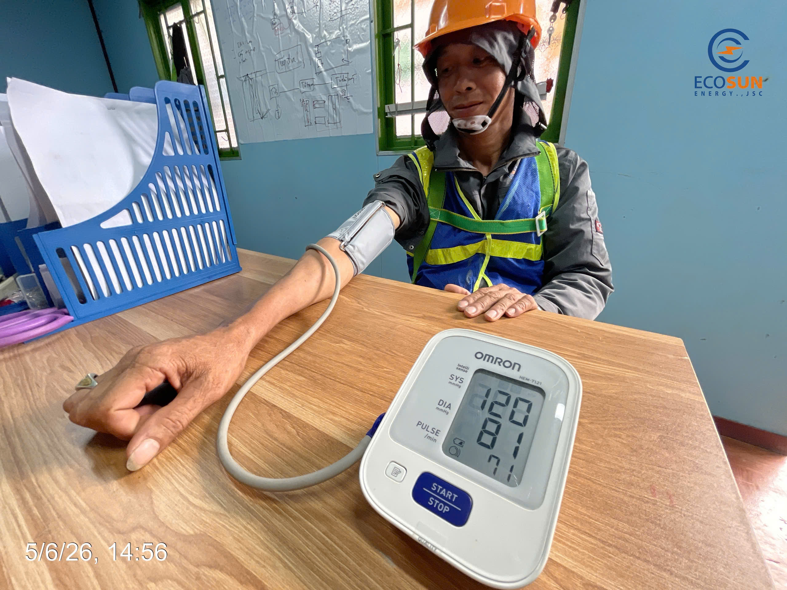 Công nhân thực hiện kiểm tra sức khỏe trước thi công theo tiêu chuẩn HSE