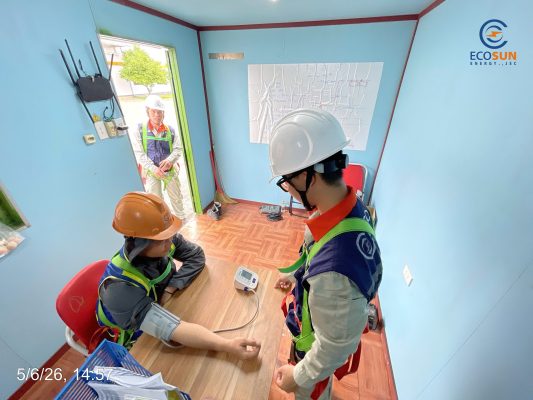 Đội ngũ công nhân kiểm tra sức khỏe định kỳ trước khi làm việc tại công trường