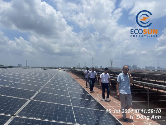 Đội ngũ Ecosun kiểm tra lại công suất hệ thống điện mặt trời tại nhà máy nhựa xanh Bạch Đằng Nam Định