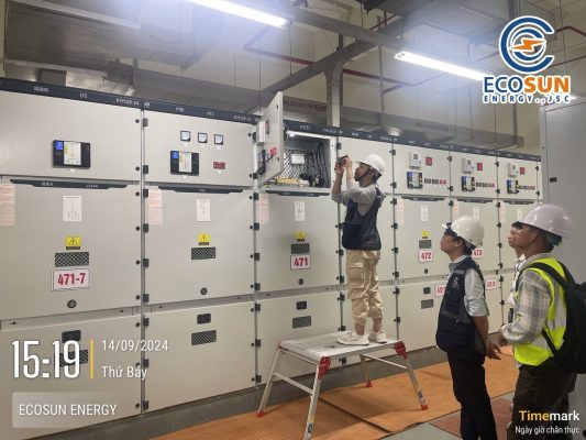 Đội ngũ Ecosun tiến hành kiểm tra thiết bị sau lắp đặt