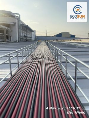 Hệ thống cáp DC và tuyến máng cáp trên mái nhà xưởng