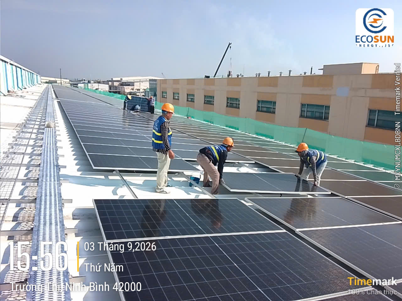 Nhân viên lắp đặt hệ thống điện mặt trời dự án điện mặt trời Ramatex Ninh Bình